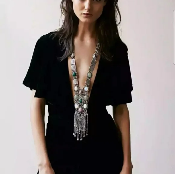 Elegant Silver and Green Statement Necklace - Picture 2 of 3